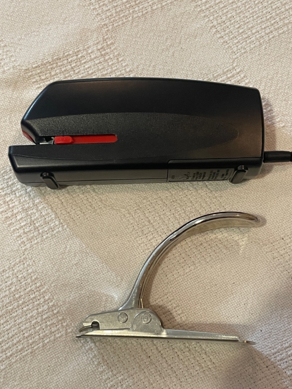 Swingline Electric Stapler 48200 Black & Red with AC Adapter - Picture 6 of 6